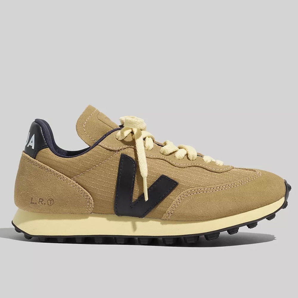 ⭐️Veja Rio Bronco athletic shoes dune black size 7⭐️